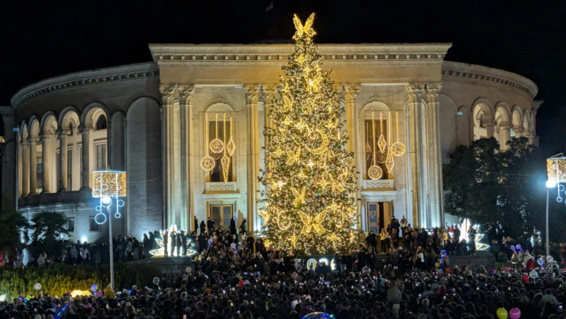 🎥 ქუთაისში ქალაქის მთავარი საახალწლო ნაძვის ხე აანთეს