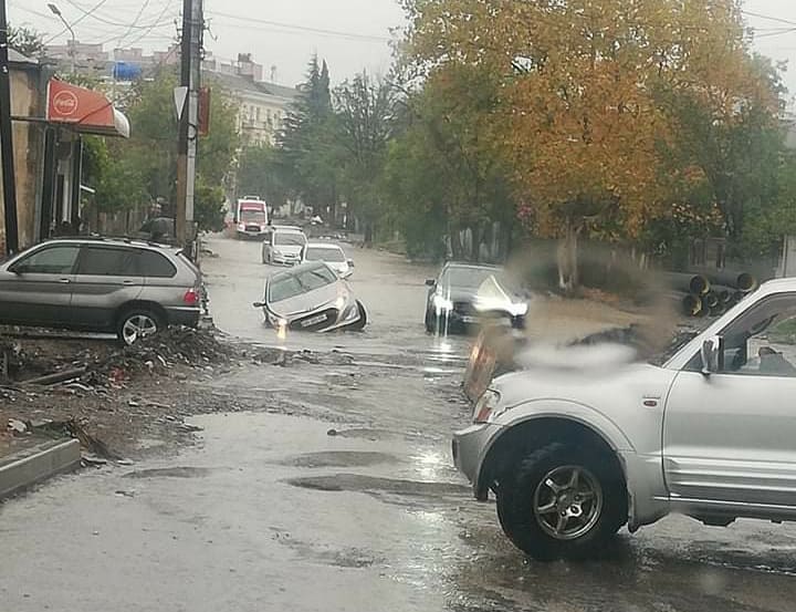 “გადათხრილი გზებზე მანქანები მოვსპეთ”- ქუთაისში უხვმა ნალექმა პრობლემები შექმნა