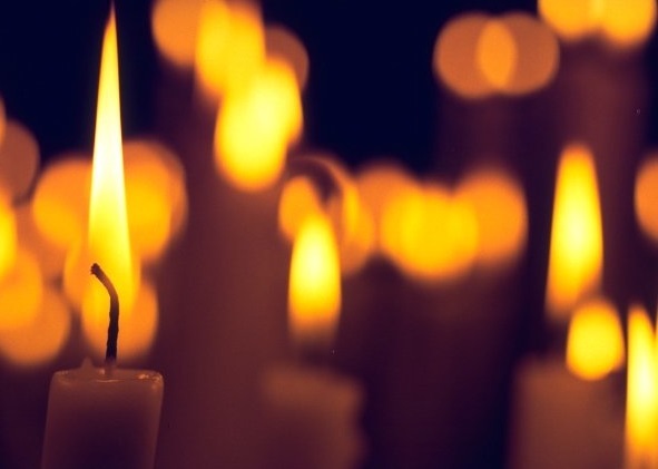 ქრისტესშობის ღამეს მორწმუნეები ფანჯრებთან დანთებული სანთლებით ხვდებიან