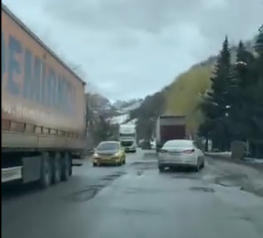თბილისი-სენაკი-ლესელიძის მონაკვეთზე დაზიანებული გზის საფარი საავარიო სიტუაციებს ქმნის (Video)
