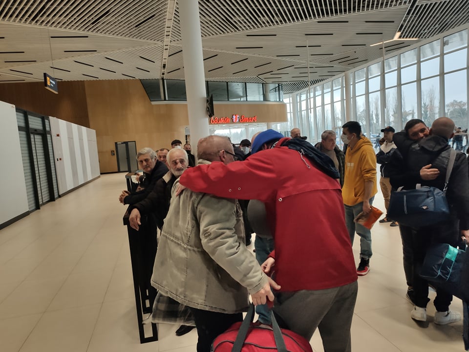 “თვალებიდან არ ამომდის როგორ ამოიხოცნენ ჩემს თვალწინ ადამიანები” – ქუთაისის აეროპორტში უკრაინელი ლტოლვილები ჩამოვიდნენ