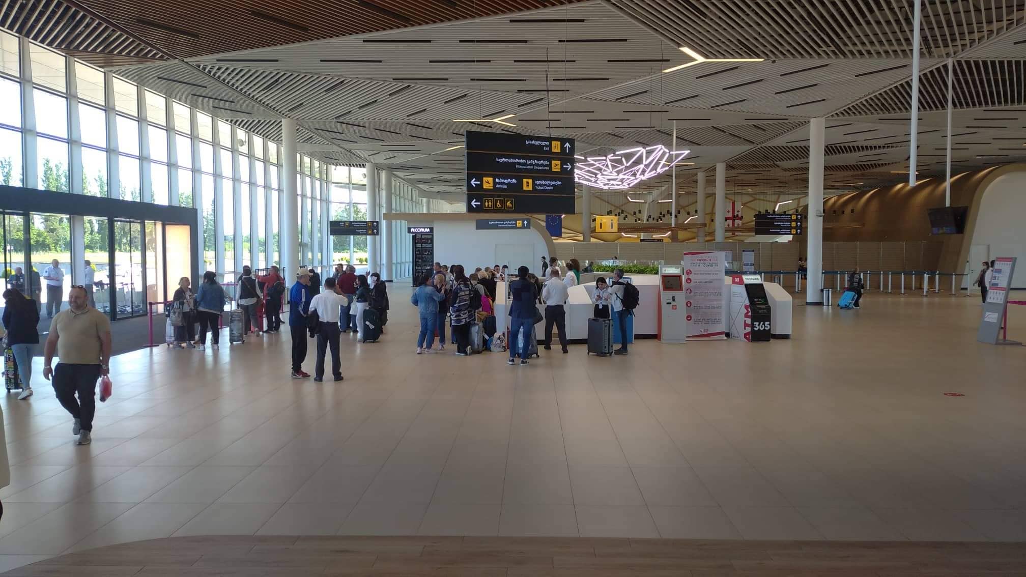 ქუთაისის აეროპორტში ფრენის გაუქმებას მგზავრების უკმაყოფილება მოჰყვა