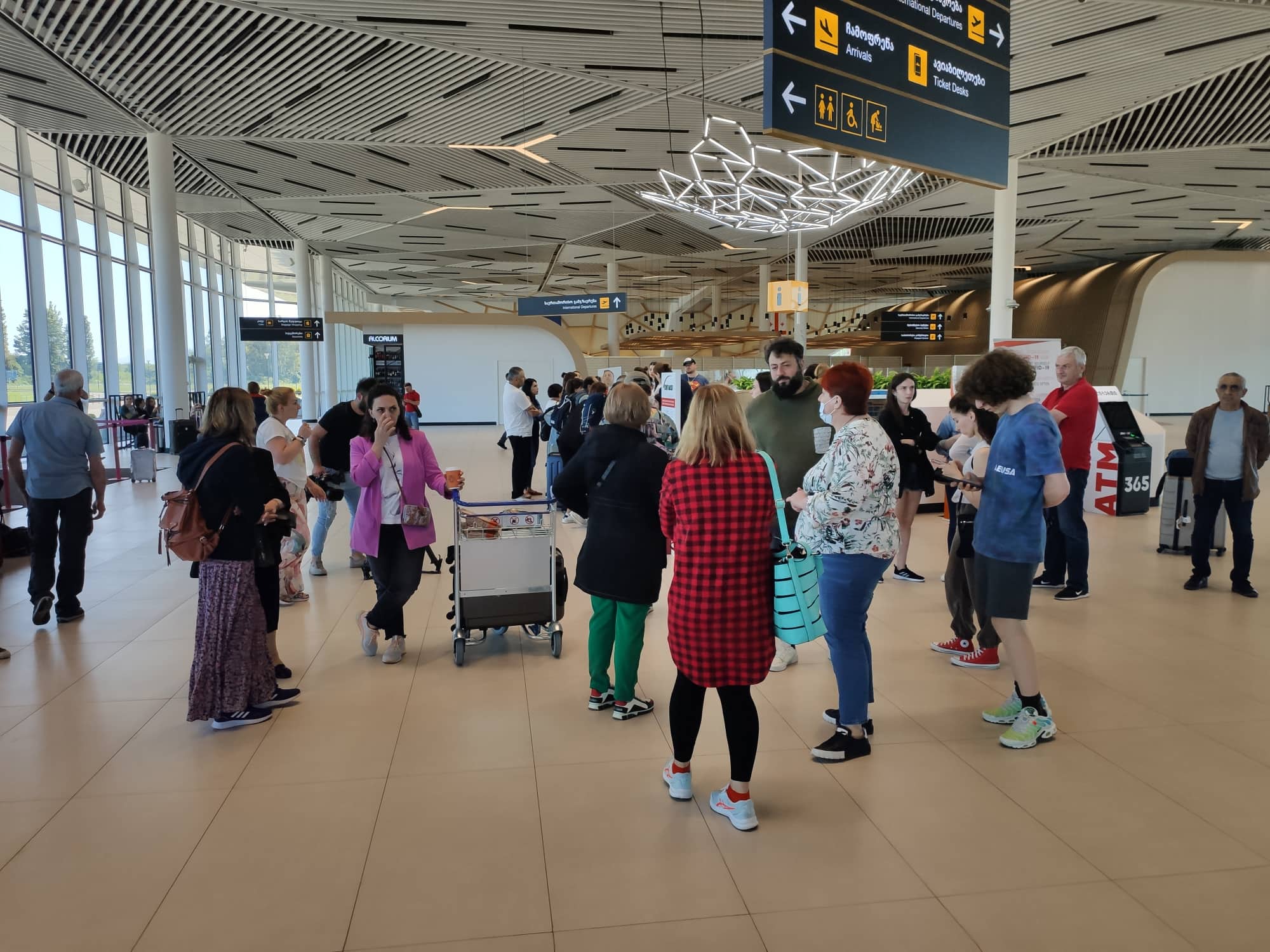 ქუთაისის აეროპორტში ხმაურია – მგზავრები ბარსელონას რეისის გაუქმებაზე პასუხს ითხოვენ