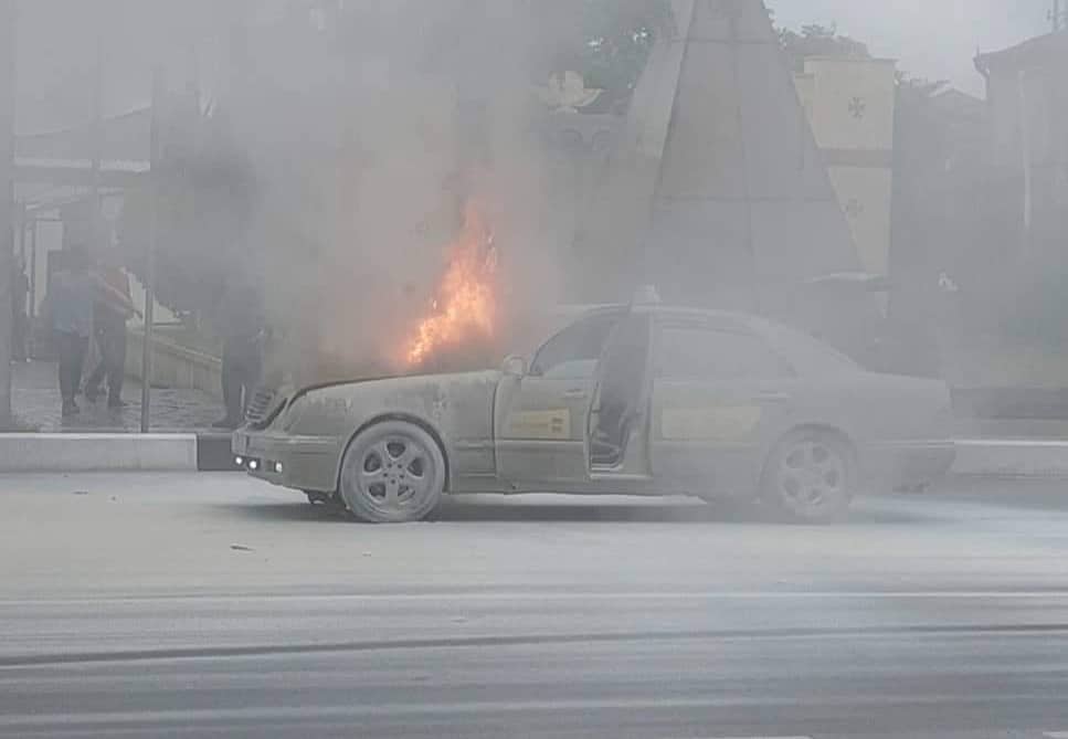ქუთაისში, აღმაშენებლის გამზირზე ავტომობილს ცეცხლი გაუჩნდა