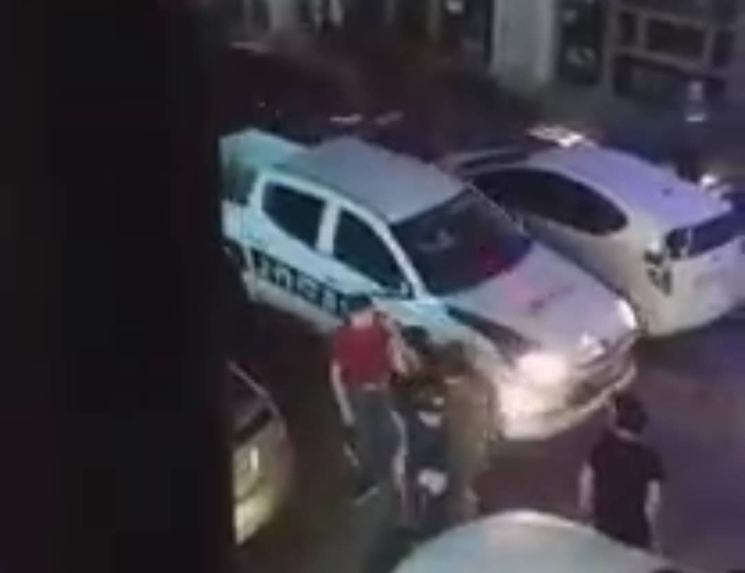ქუთაისის ცენტრში ახალგაზრდების ჩხუბის დროს პოლიციამ ადგილზე რეაგირების გარეშე ჩაიარა (Video)
