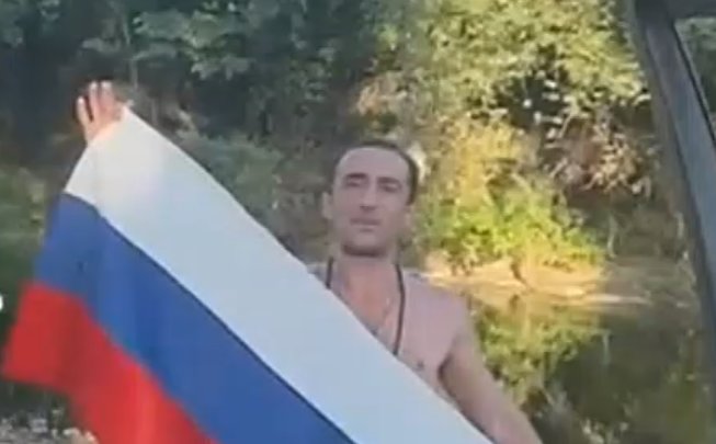 პირი, რომელმაც ქუთაისში, პარკში რუსეთის დროშა აღმართა, სასამართლომ 500 ლარით დააჯარიმა