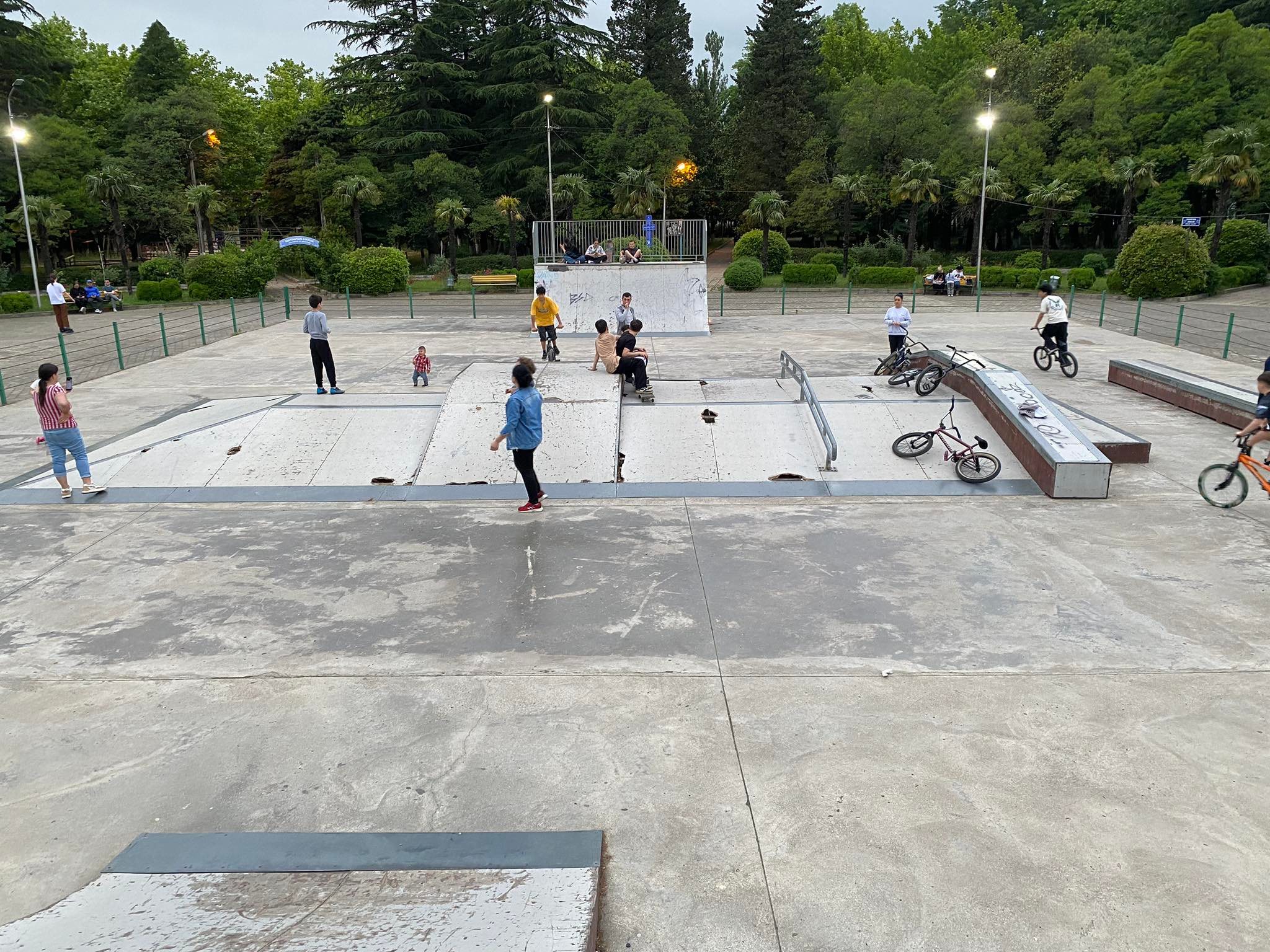 ქუთაისში, მოსწავლე ახალგაზრდობის პარკში არსებული სკეიტ პარკი მოზარდებისთვის საფრთხეს წარმოადგენს