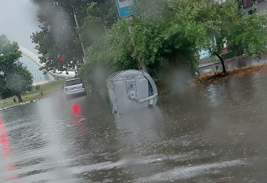 ქუთაისში ძლიერი წვიმის შედეგად რამდენიმე ქუჩაზე საავტომობილო გზა დაიტბორა (ვიდეო)
