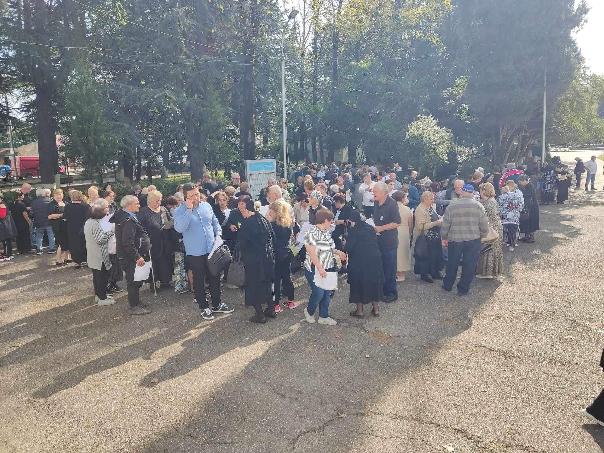 “მოქალაქეების” ერთ-ერთი ლიდერი ქუთაისში სესხებით დაზარალებულ პენსიონერებს შეხვდა