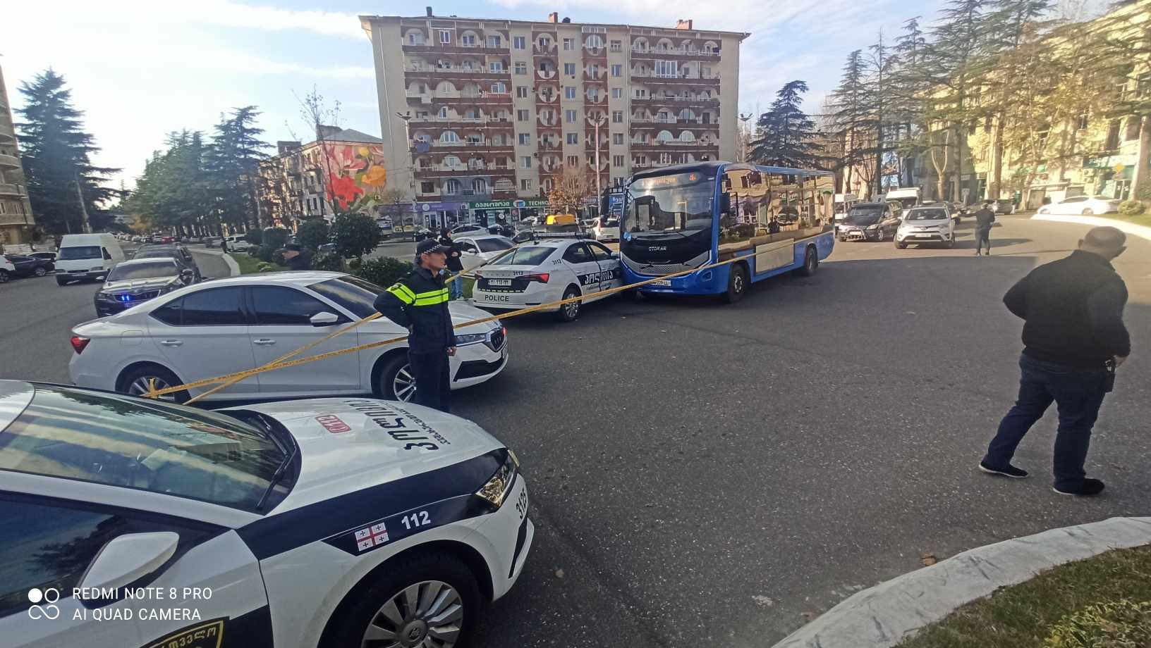 ავტოსაგზაო შემთხვევა ქუთაისში – ერთმანეთს ავტობუსი და პატრულის მანქანა შეეჯახნენ