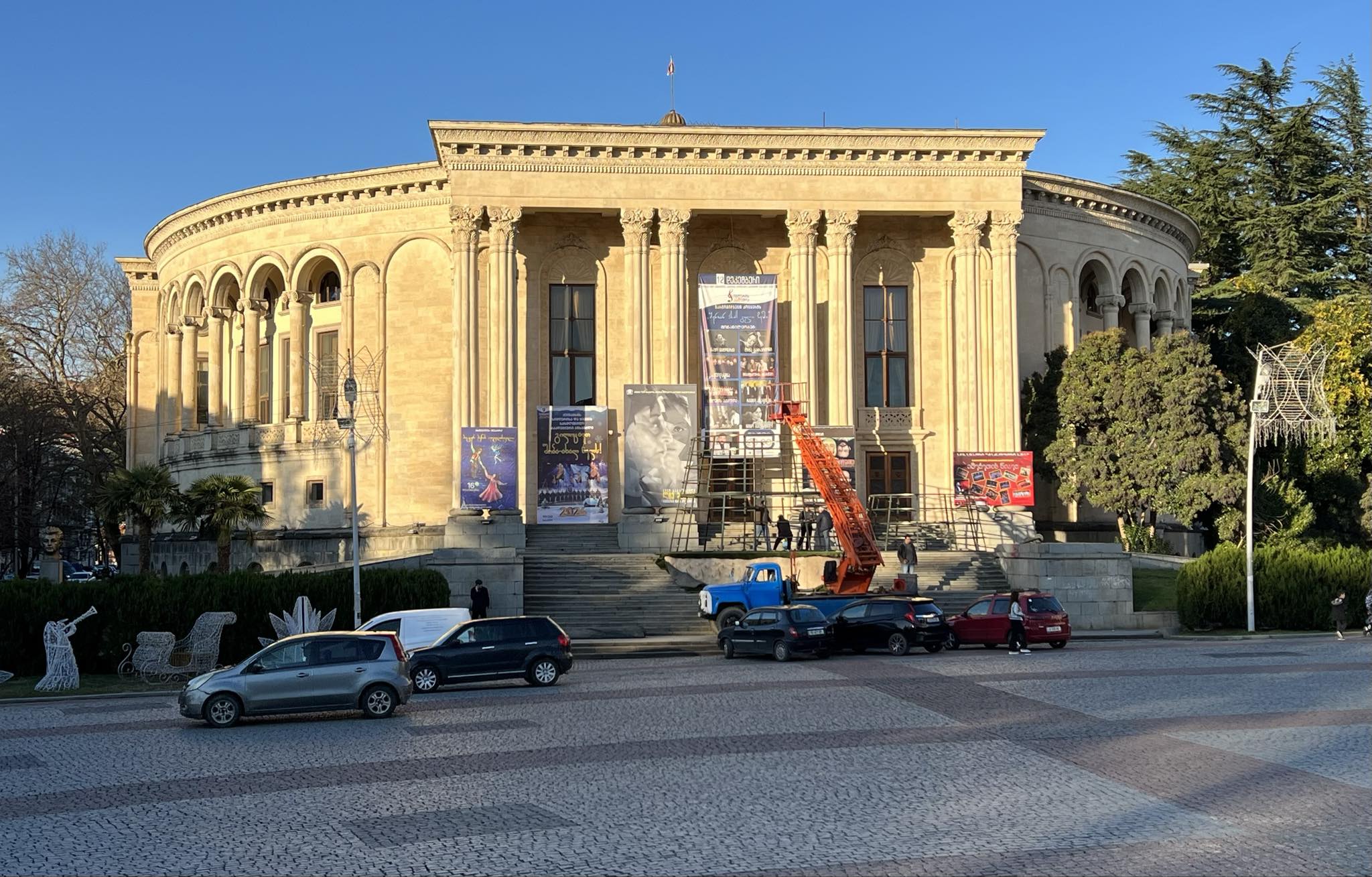 ქუთაისის ცენტრალურ მოედანზე ნაძვის ხის მონტაჟი მიმდინარეობს