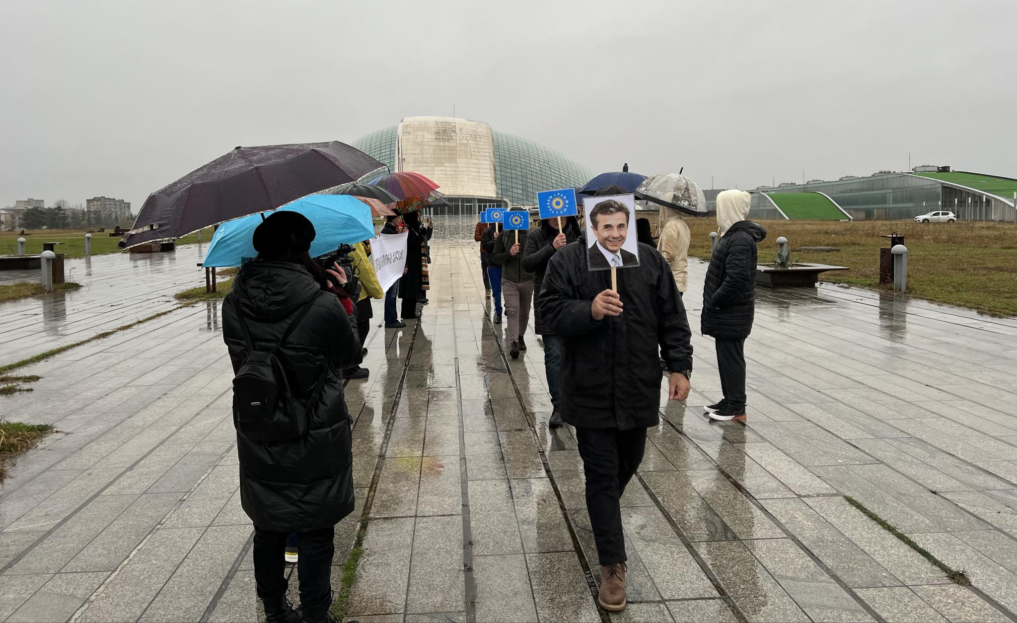 “ვკვდები როგორც ქალაქი”, – ქუთაისში, პარლამენტის ყოფილ შენობასთან პერფორმანსი გაიმართა