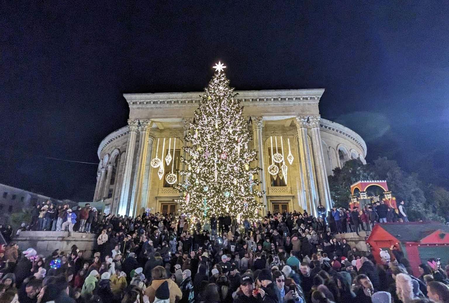 ქუთაისის ცენტრალურ მოედანზე ქალაქის მთავარი ნაძვის ხე აინთო