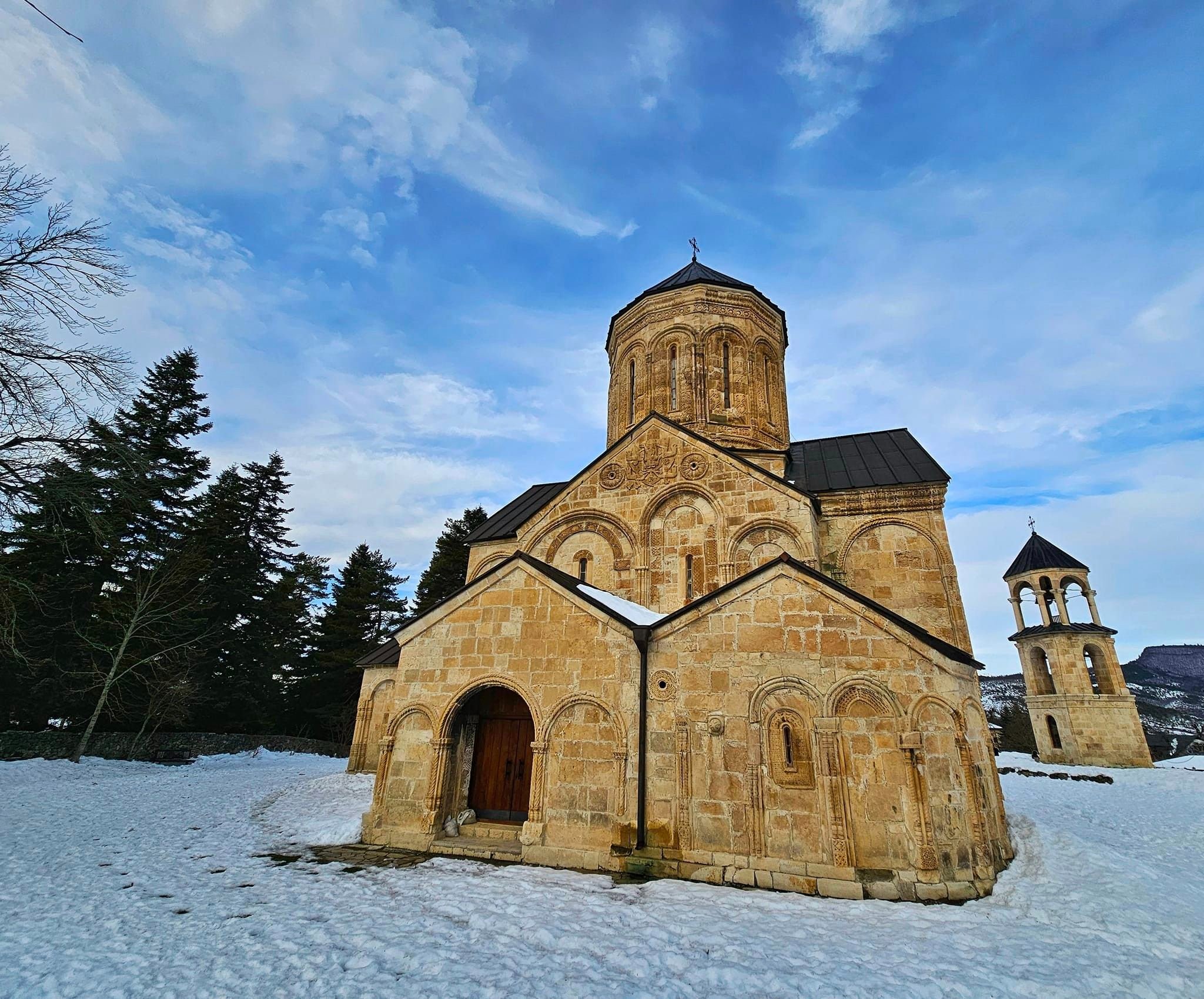 “სასწრაფოდ საყურადღებოა ნიკორწმინდის უნიკალური ტაძრის ფასადის ქვის მდგომარეობა”