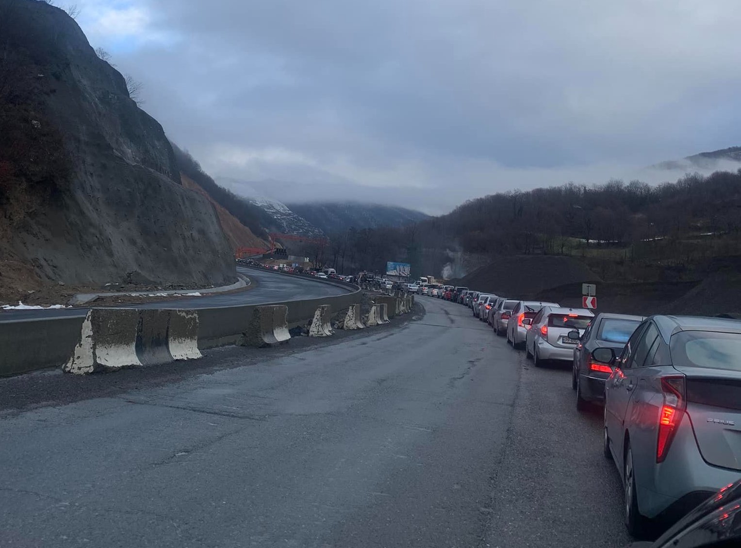 არსებული ინფორმაციით, რიკოთის უღელტეხილზე მეწყერი ჩამოწვა