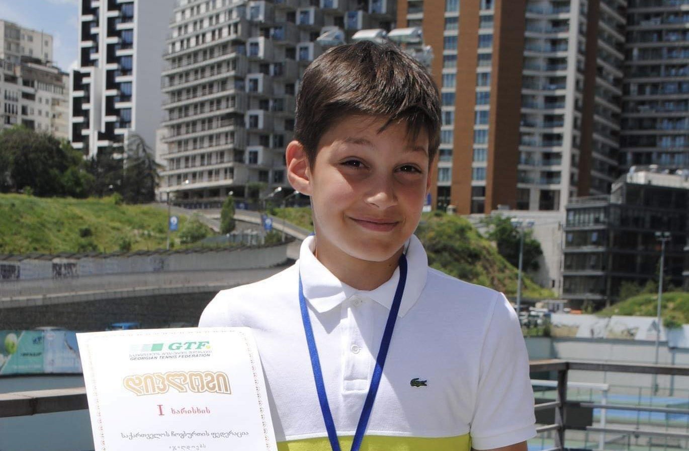 “გახარებული ვარ ამ შედეგით” – იაკობ სვანაძემ 12 წლამდე ასაკის ჩოგბურთელებს შორის პირველი ადგილი დაიკავა 