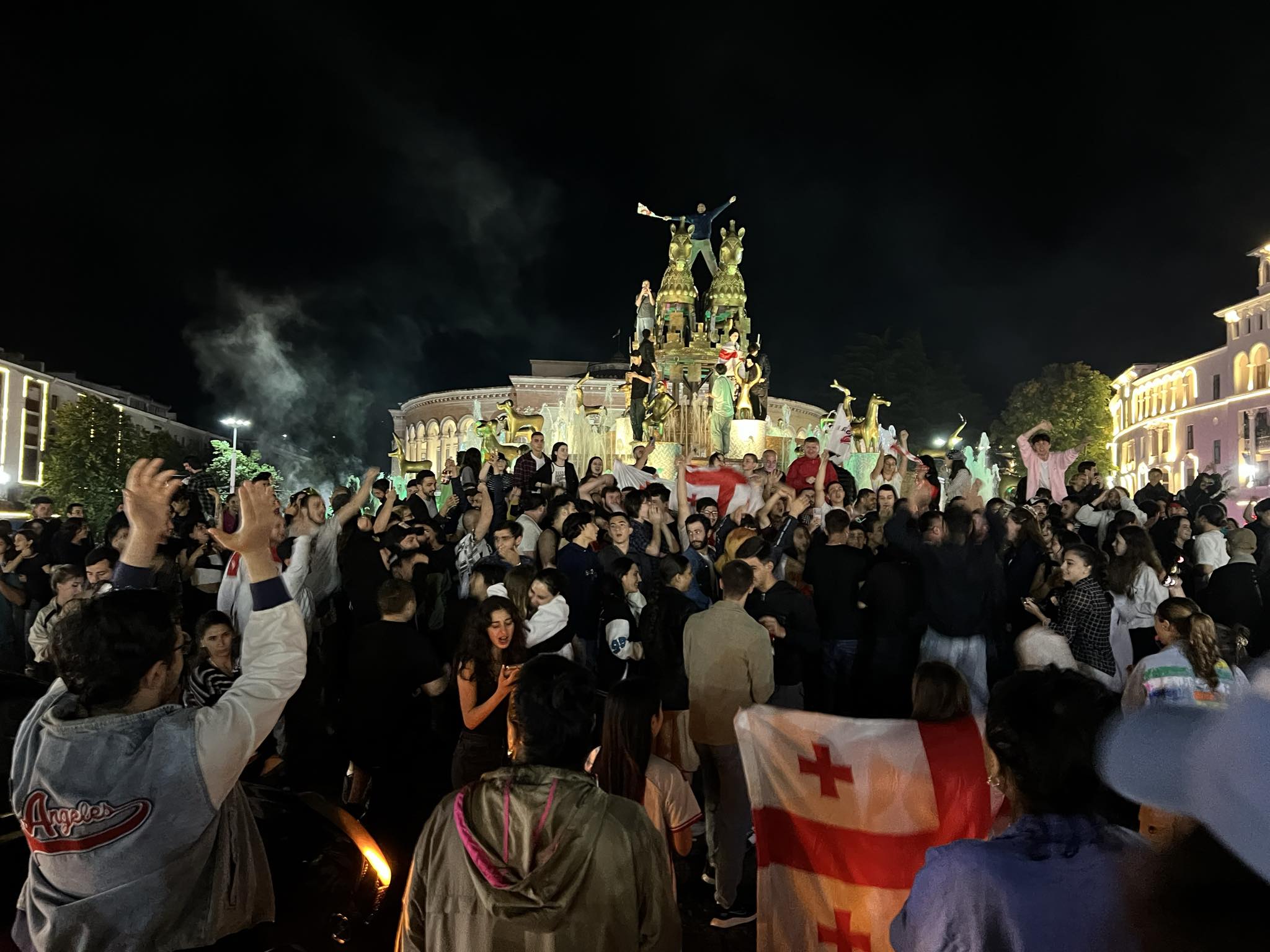 ქუთაისის ქუჩებში საქართველოს ნაკრების გამარჯვებას ზეიმობენ