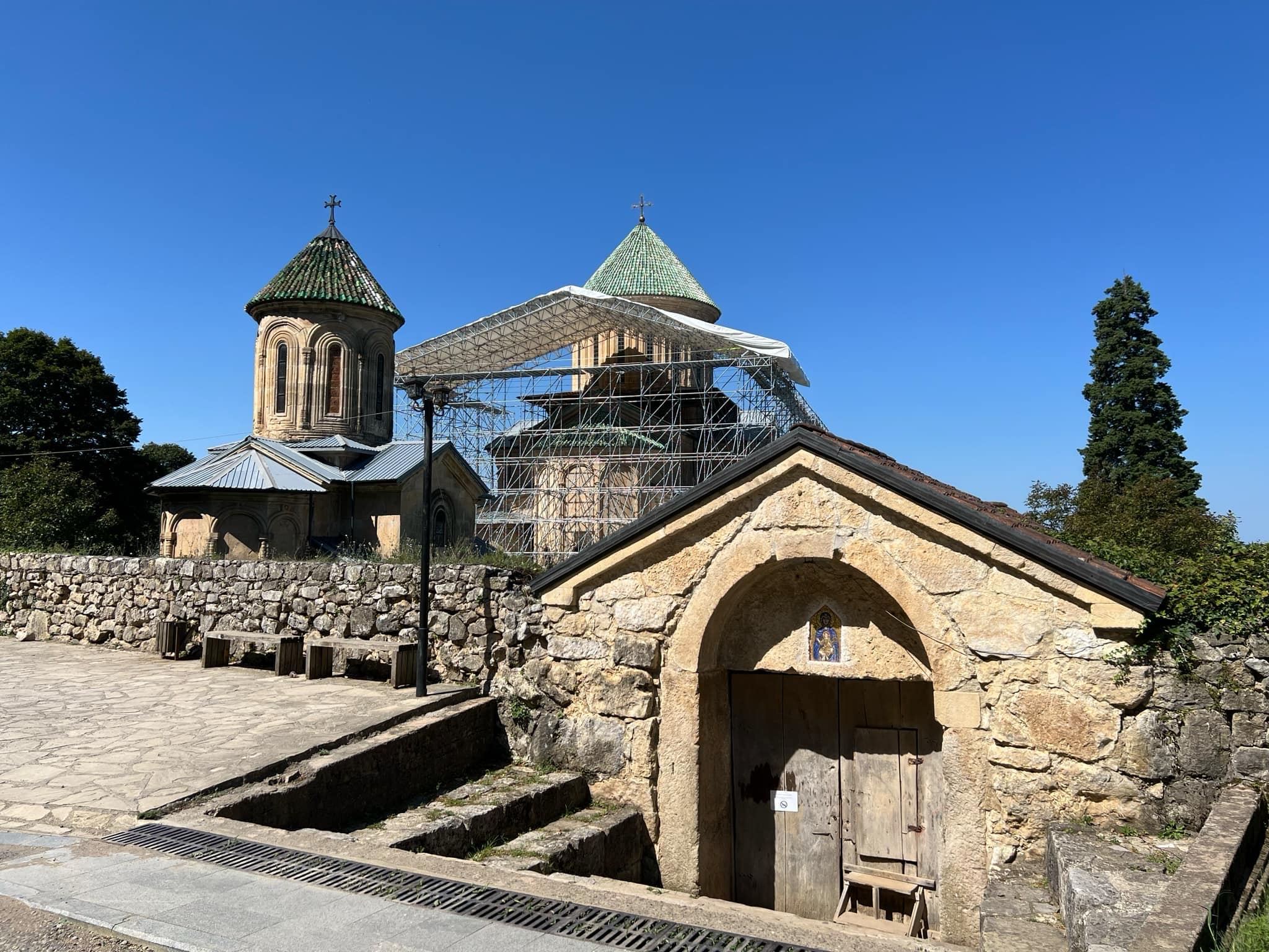 ჩაკეტილი გელათი, მიტოვებული სამუშაოები და უკან გაბრუნებული მომლოცველები – ვითარება სამონასტრო კომპლექსში