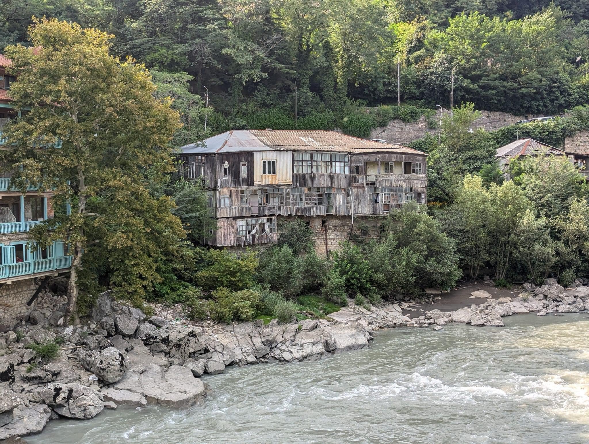 “ცხოვრება ნანგრევებში და უკიდურესი შიშის ქვეშ გვიხდება” – ქუთაისში, რიონის სანაპიროზე სახლების უმეტესობა დანგრევის პირასაა