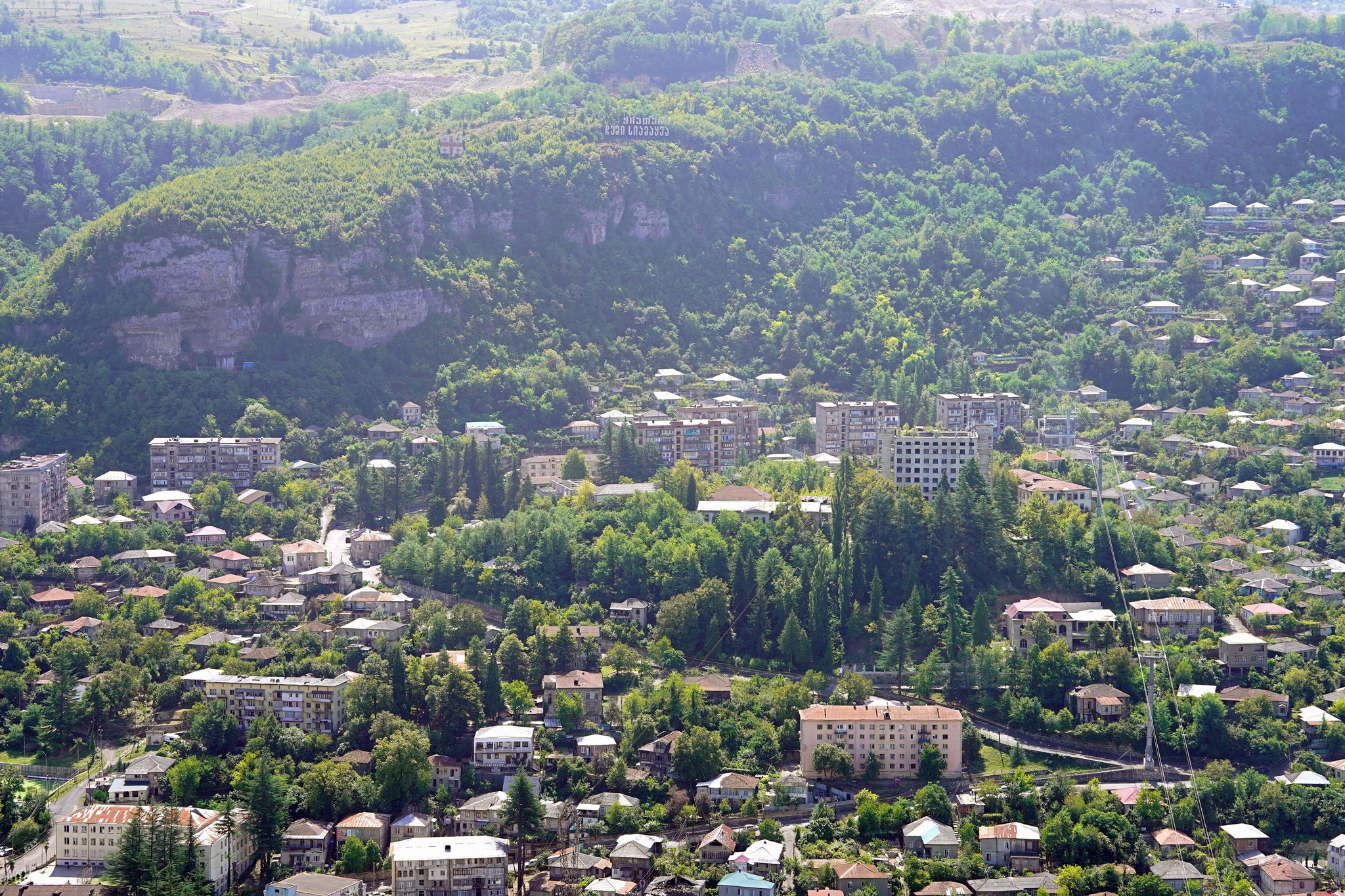 ჭიათურაში, “საშევარდნოს” კლდეზე ინფრასტრუქტურა დააზიანეს