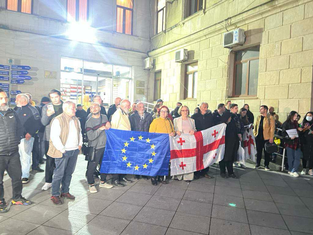 ქუთაისში არჩევნების შედეგებს აპროტესტებენ