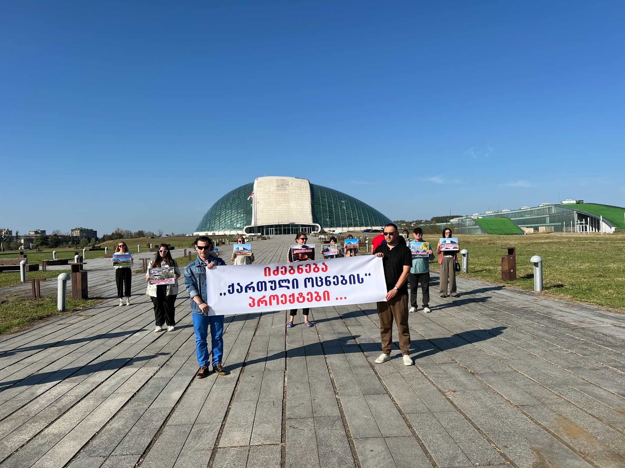 “იძებნება “ქართული ოცნების” პროექტები”,- ქუთაისში ფანრებით ხელში ხელისუფლების დაპირებებს ეძებდნენ