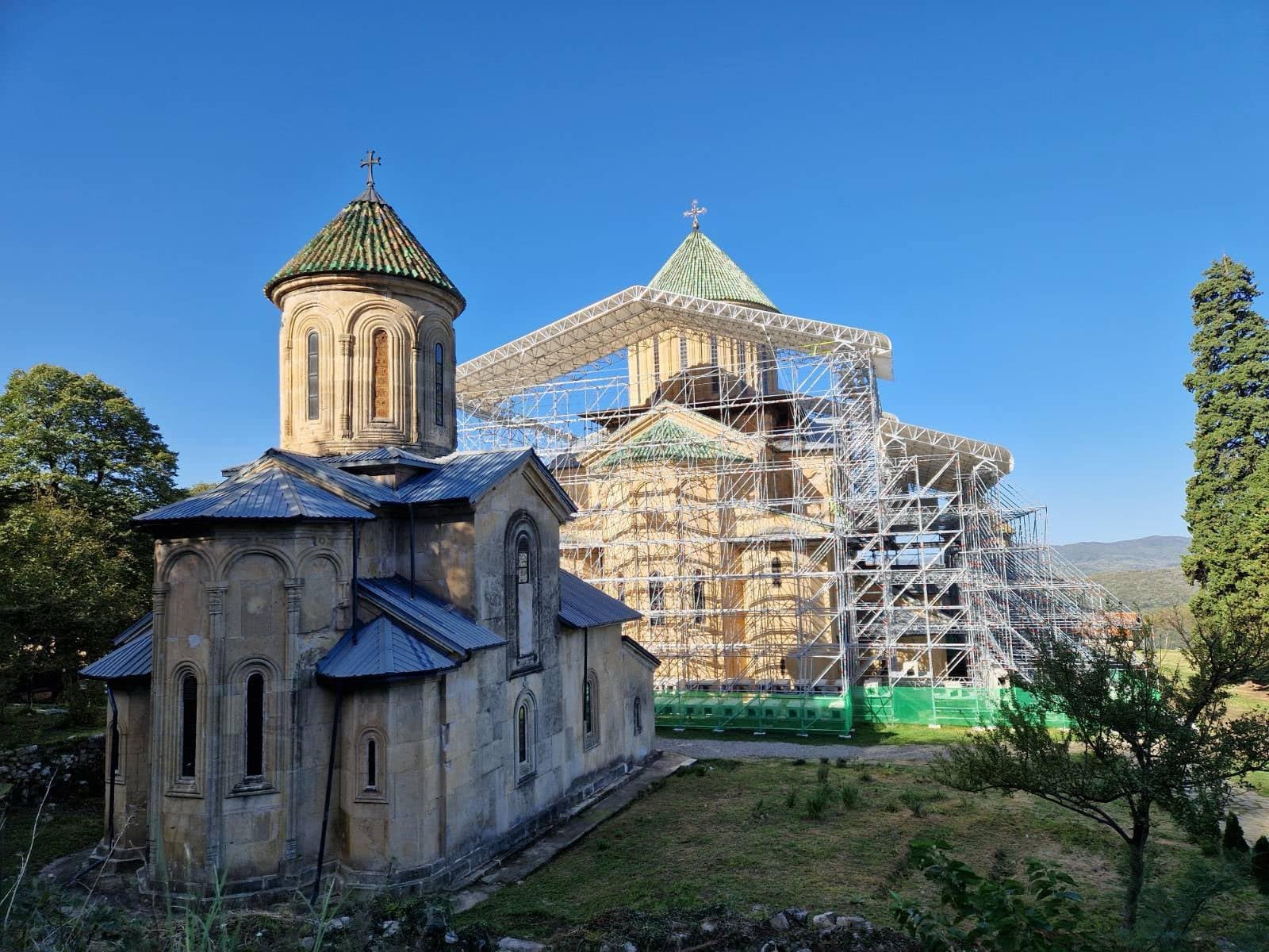 გელათის საზიანოდ გაფლანგული დრო: ვისი ბრალია და რას ვნებს დროებითი გადახურვის დაგვიანება?