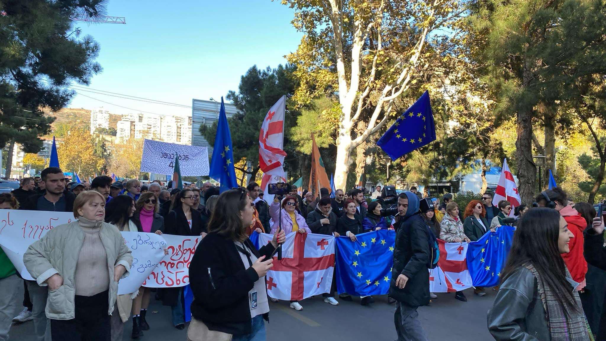 “არა რუსულ არჩევნებს!” – თბილისში აქცია-მსვლელობა ორი ლოკაციიდან დაიწყო