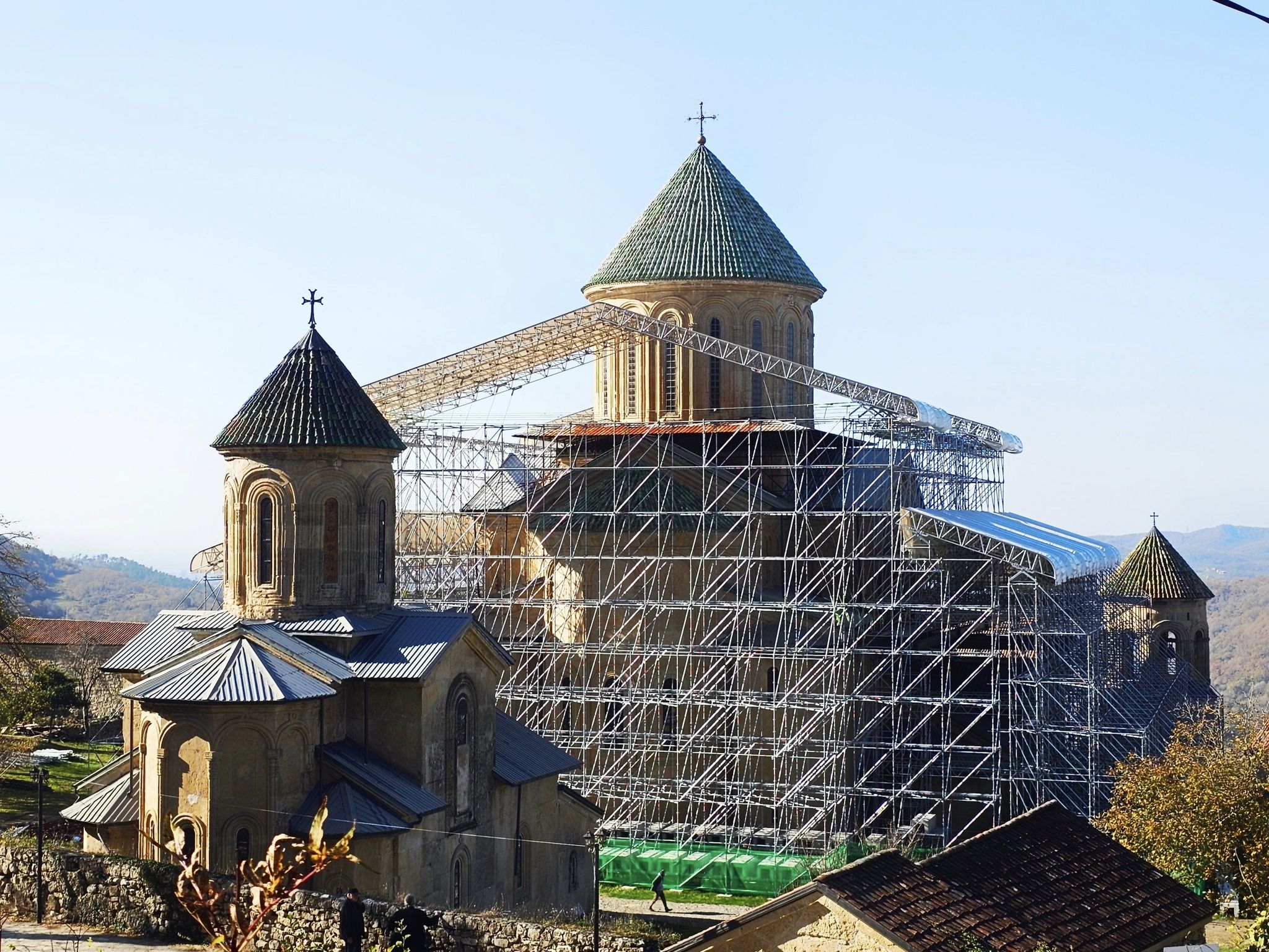 დროებითი კონსტრუქცია – საფრთხე თუ ხსნა გელათისთვის?