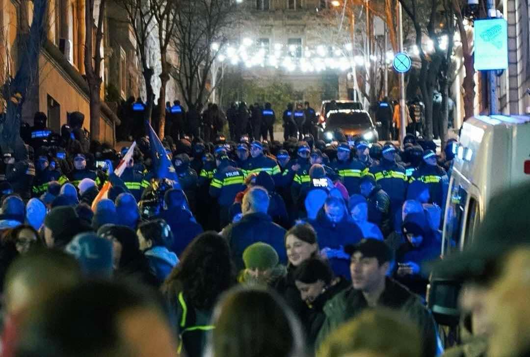 პარლამენტის ყველა შესასვლელთან პოლიციაა მობილიზებული