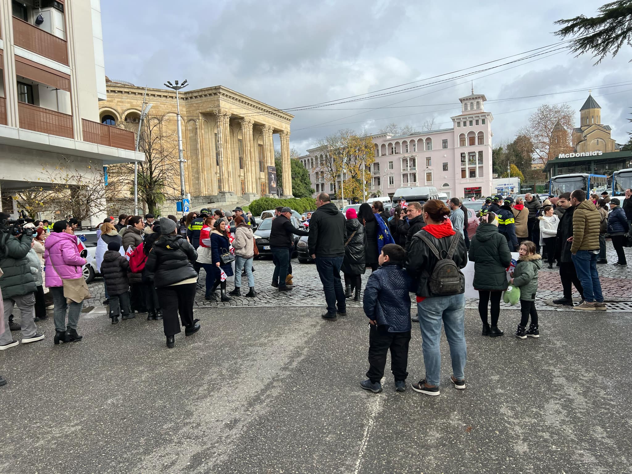 ქუთაისში დედები შვილების ევროპული მომავლისთვის აქციას მართავენ