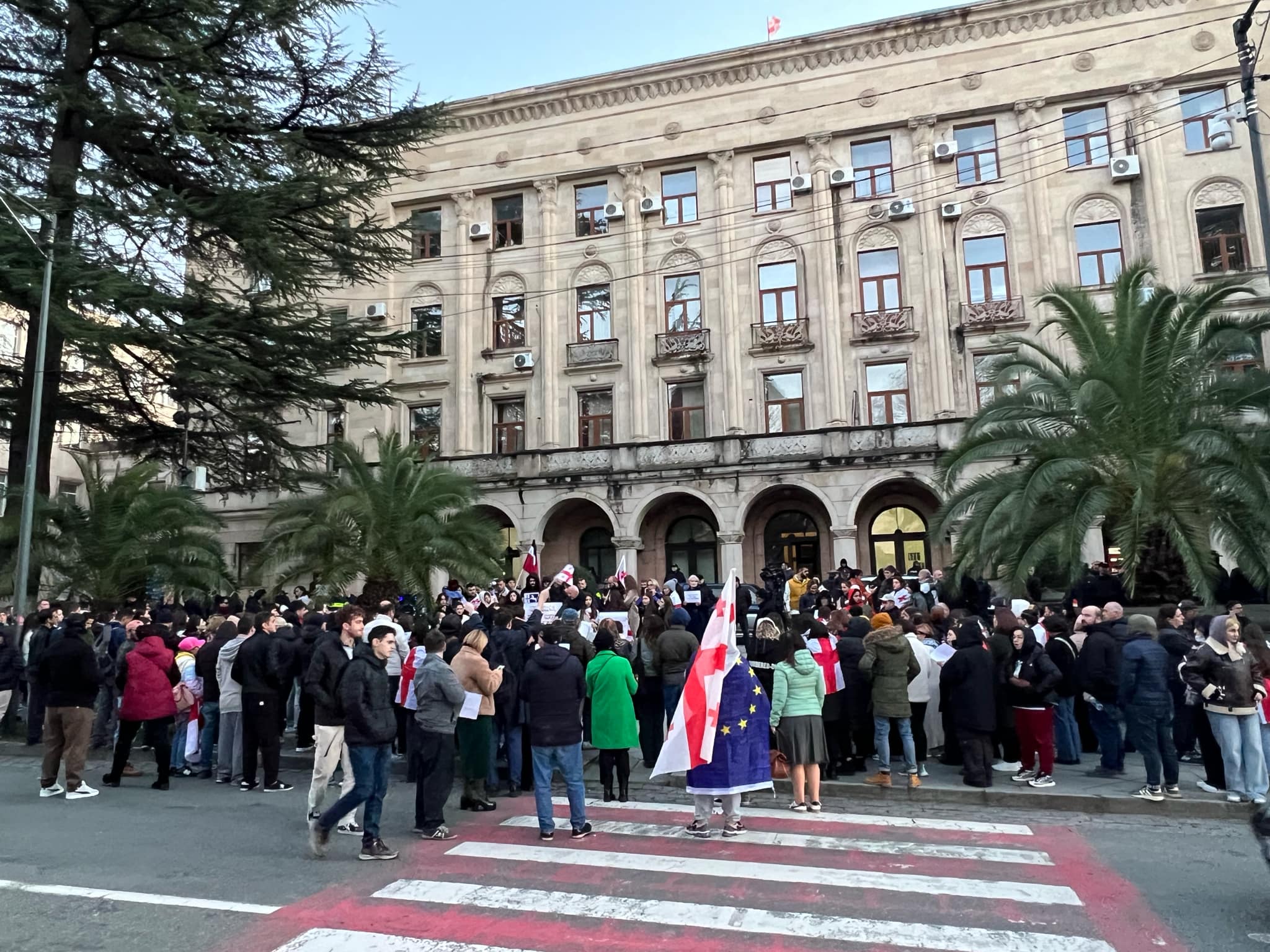 ქუთაისის მერიასთან საპროტესტო აქცია მიმდინარეობს