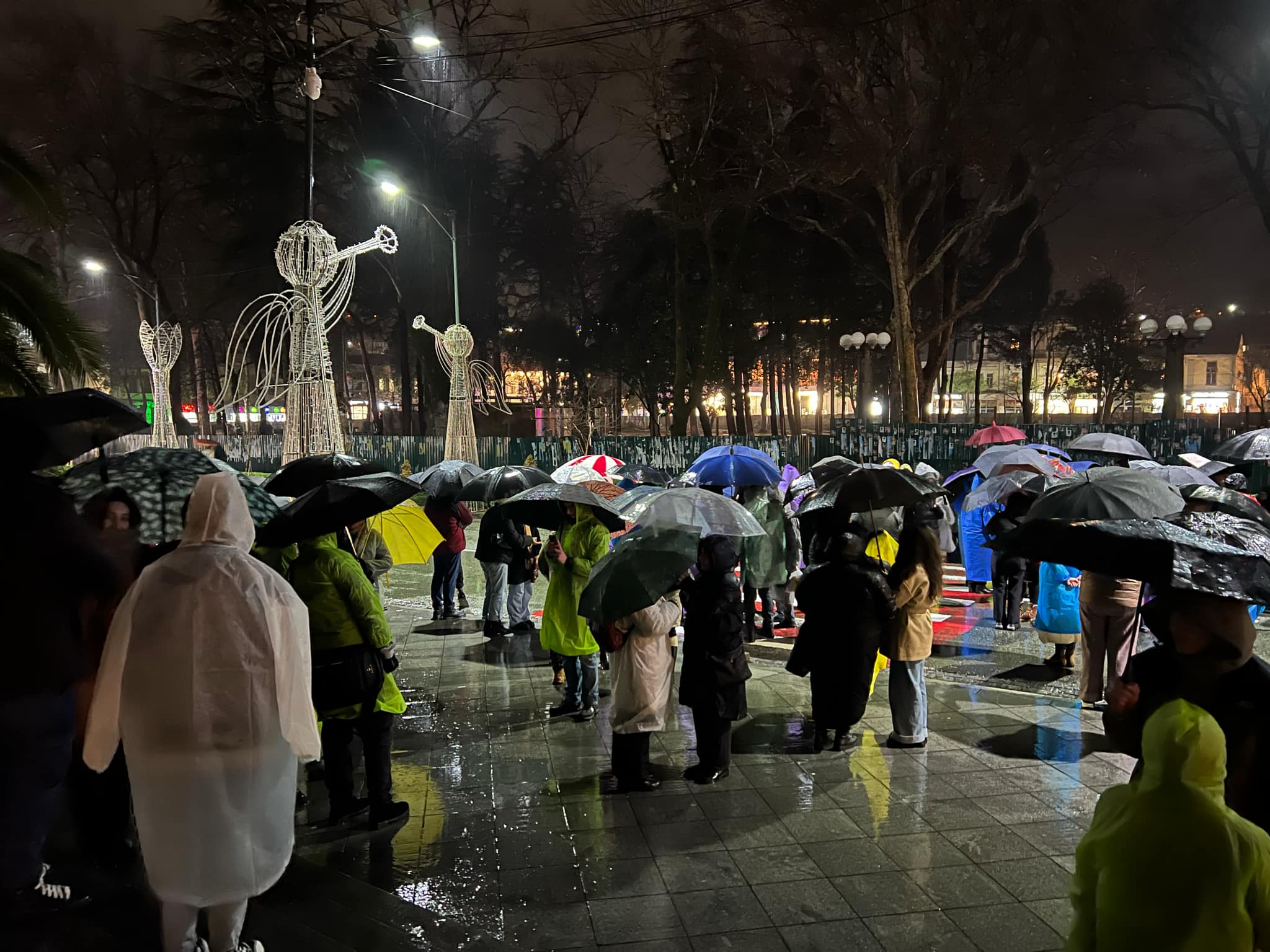 ქუთაისში უწყვეტ საპროტესტო აქციას პროფესორ-მასწავლებლები შეურთდნენ