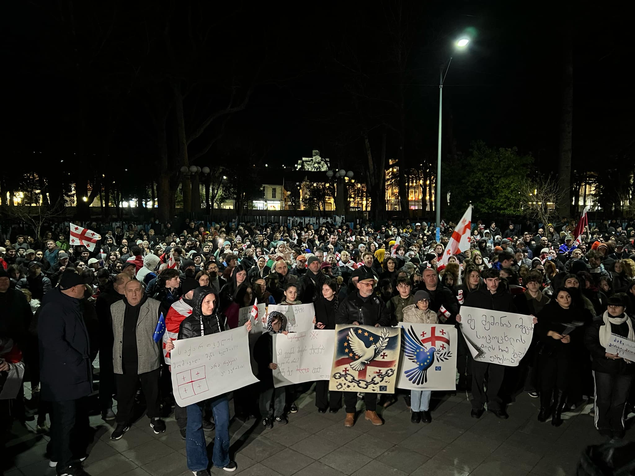 “ჩვენი არჩევანი არის ევროპა” – ქუთაისში “ქართული ოცნების” გადაწყვეტილების პროტესტი გრძელდება