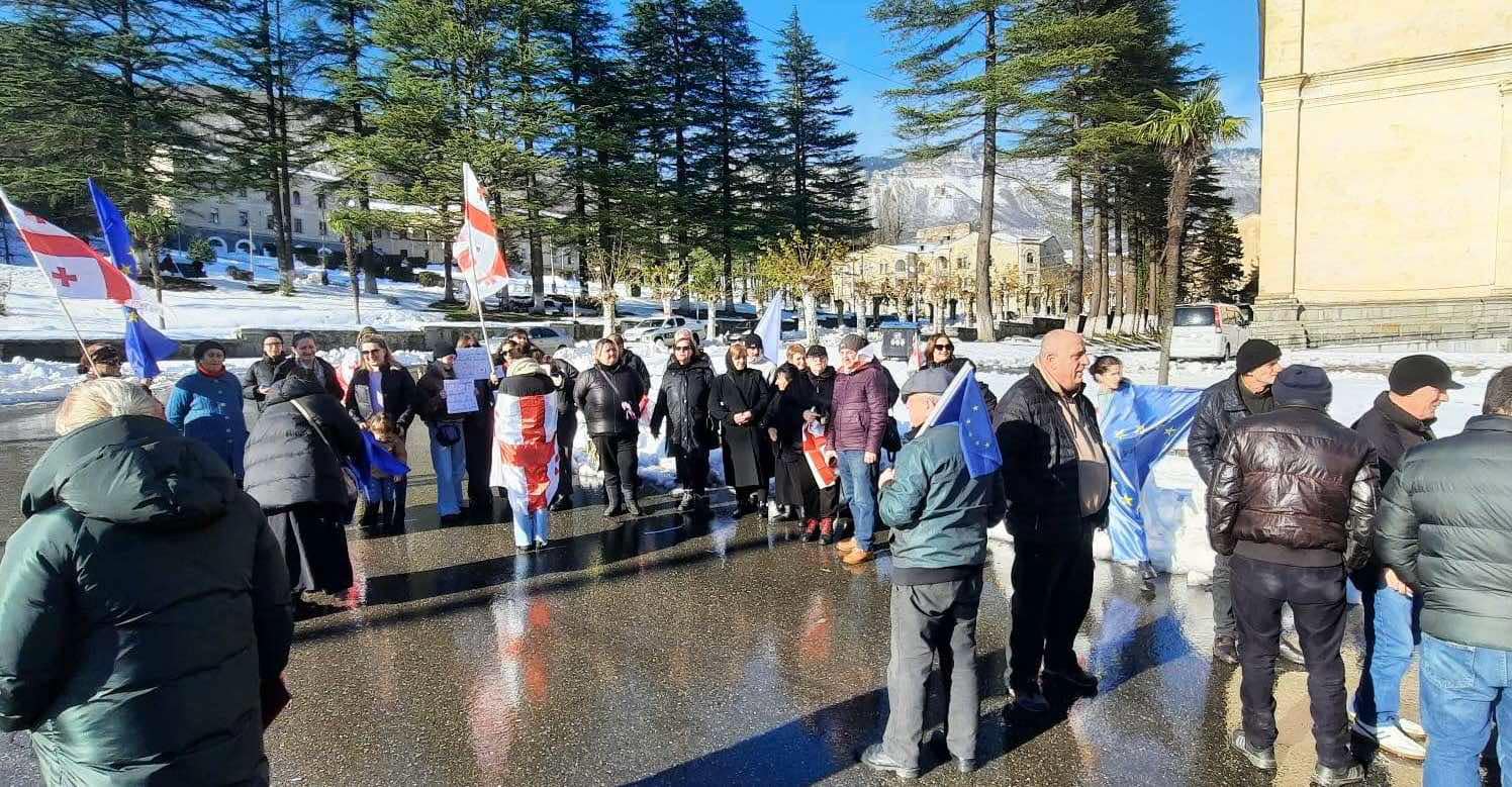 “საქართველოს მომავალი ევროპაშია” – ტყიბულში საპროტესტო აქცია გაიმართა