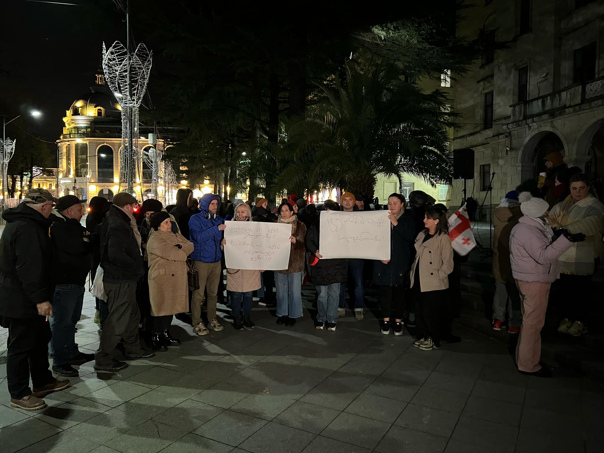 ქუთაისის მერიასთან აქციის მონაწილეებს ტურიზმის სფეროს წარმომადგენლები შეუერთდნენ