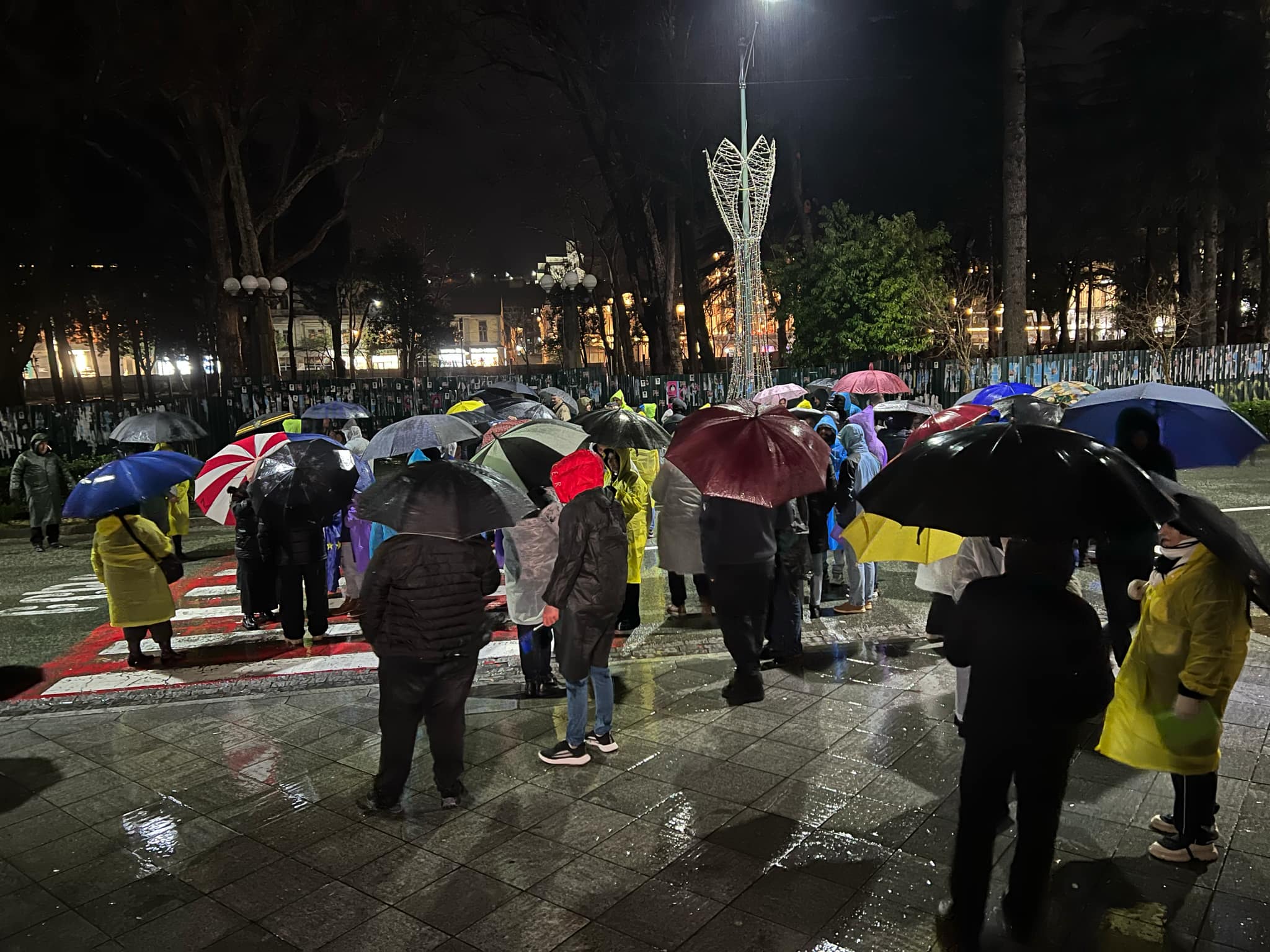 “ახალი არჩევნები და “ქართული ოცნების” პოლიტიკურ მოუსავლეთში წასვლა, ესაა მოთხოვნა” – ქუთაისში პროტესტი გრძელდება