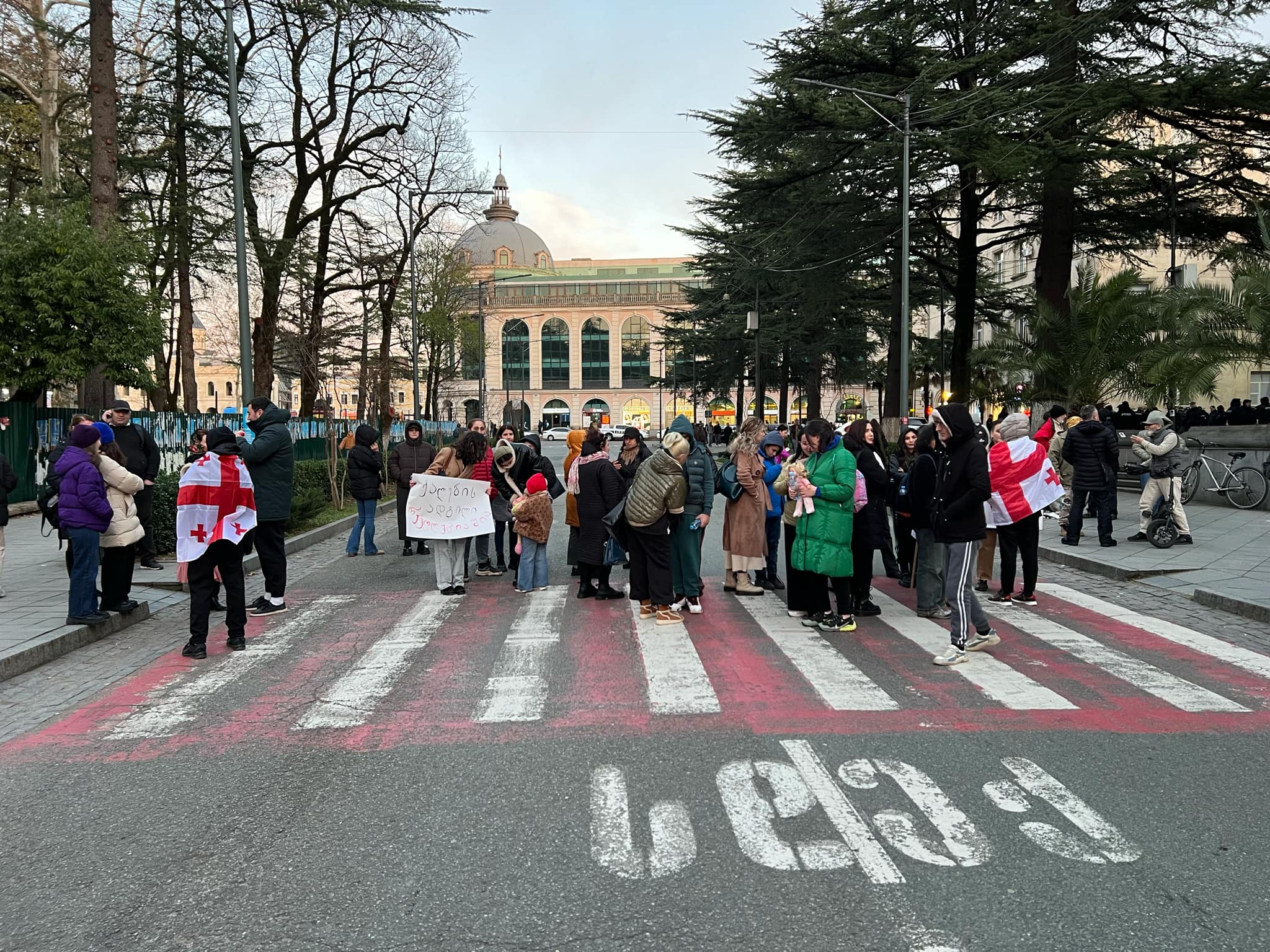 ქუთაისის მერიასთან შშმ ბავშვების მშობლების აქცია იმართება