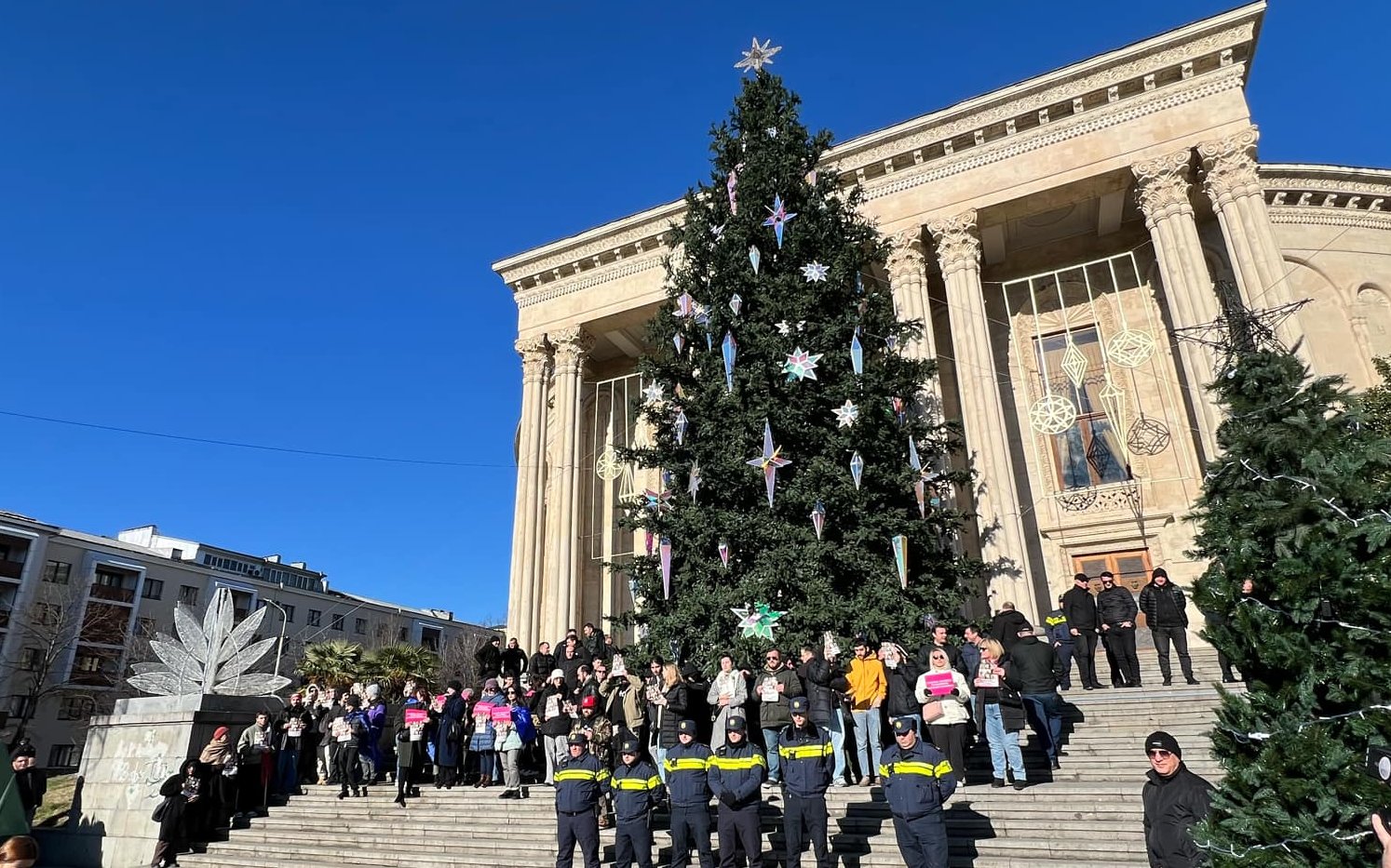 “დაგვავალეს, აუცილებლად იყავით, იცოდეთ, დაგითვლითო”,- ქუთაისში ბაგა-ბაღების აღმზრდელებს ნაძვის ხის ანთების ღონისძიებაზე დასწრება დაავალეს