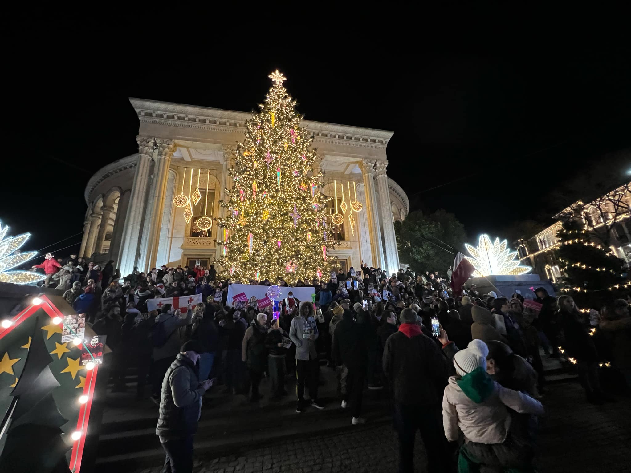 ქუთაისში ქალაქის მთავარი ნაძვის ხე პროტესტის ფონზე აინთო