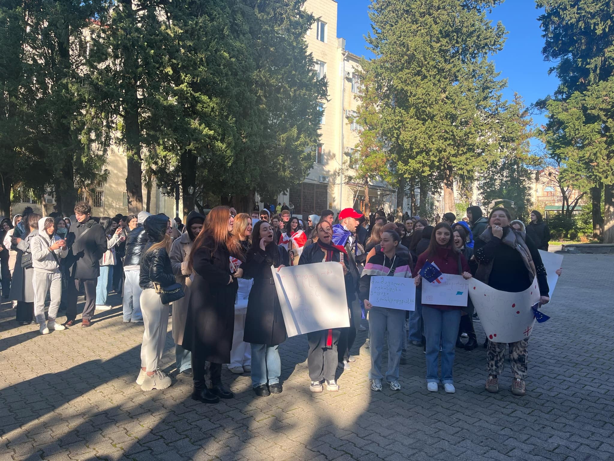 “ჩვენი ისტორიული არჩევანი ევროპაა” – ქუთაისის აკაკი წერეთლის უნივერსიტეტის სტუდენტები აქციას მართავენ